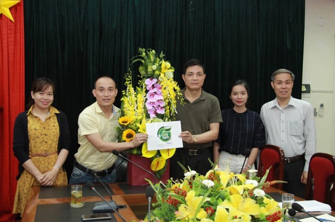 Nhà báo Phạm Quốc Cường (áo vàng bìa trái) - Tổng TKTS Phapluatplus.vn trong buổi làm việc với ông Nguyễn Thanh Phong (Thứ 3 từ phải sang) - Cục trưởng Cục An toàn thực phẩm Bộ Y tế về thông điệp chương trình "Đồng hành cùng thực phẩm sạch" ngày 11/4.