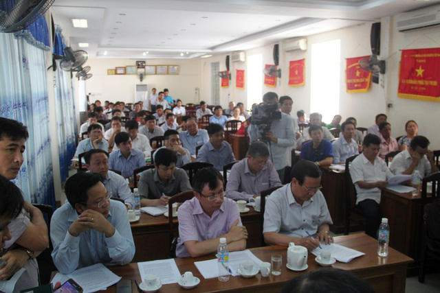 Nhiều đơn vị liên quan và nhiều ngư dân có tàu vỏ thép bị hư hỏng đến để nghe tổ thẩm định công bố kết quả.