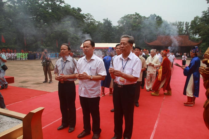 Thành kính dâng hương.