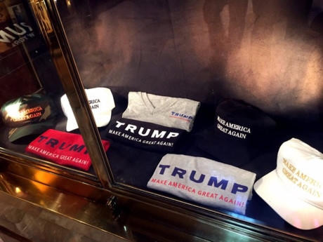 Rất nhiều sản phẩm in tên ông Donald Trump được bày bán trong tòa nhà như áo và mũ.