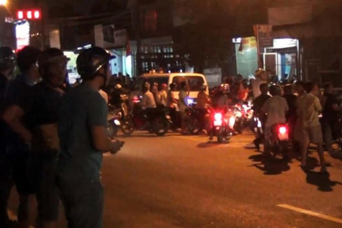 Người dân tụ tập theo dõi lực lượng chức năng khám nghiệm hiện trường. Ảnh: Ngọc An.