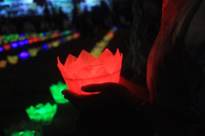 Những ngọn đèn lung linh thành kính đồng loạt được thắp lên trong không gian yên tĩnh đến lạ kỳ.