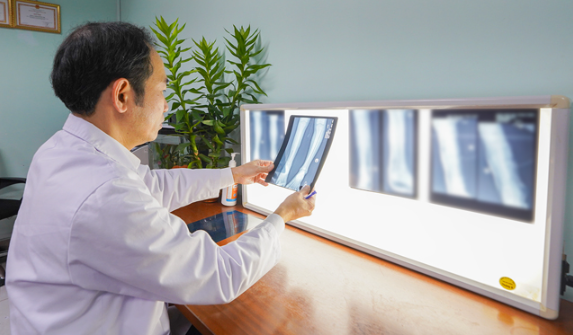 TS.BS Hoàng Hải Đức đánh giá tổn thương ung thư sụn trước phẫu thuật. (Ảnh: Bệnh viện Nhi Trung ương)