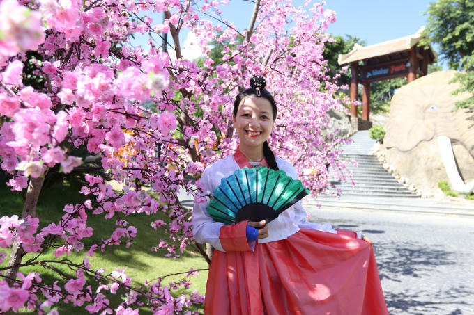 Du khách hóa thân trong trang phục Hanbok truyền thống của người Hàn Quốc.