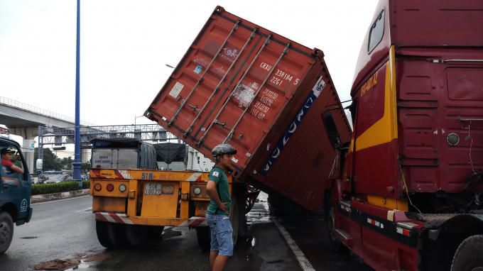Thùng container rơi khỏi rơ mooc đè lên xe đầu kéo.