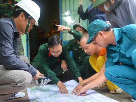 Hội ý trong quá trình tìm kiếm. Ảnh: T.KHÁNH.