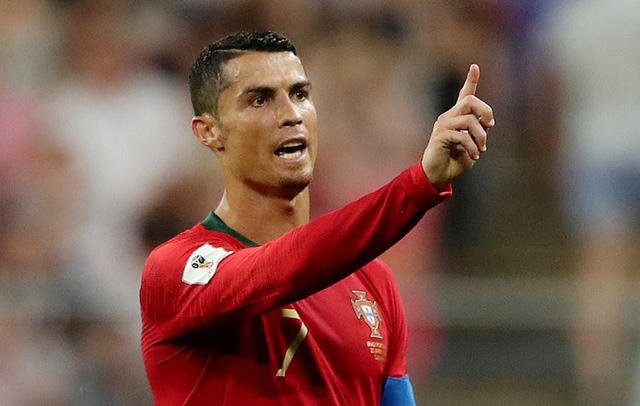 C.Ronaldo tỏa sáng rực rỡ giúp Bồ Đào Nha đi tiếp.