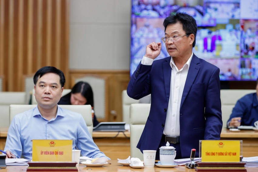 Đại diện Tổng công ty đường sắt Việt Nam phát biểu tại phiên họp. Ảnh: Nhật Bắc