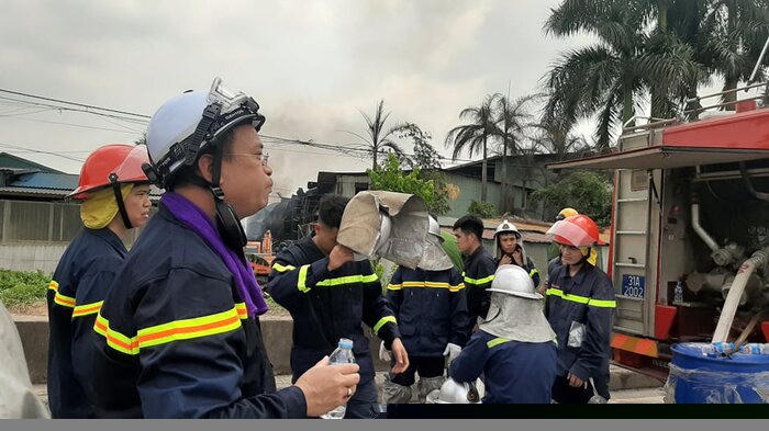 Đến 10h, bằng sự nổ lực và cố gắng của lực lượng chức năng, đám cháy kho hoá chất tổ 19 phường Thượng Thanh thuộc Cảng Đức Giang (quận Long Biên, Hà Nội) cơ bản được khống chế.