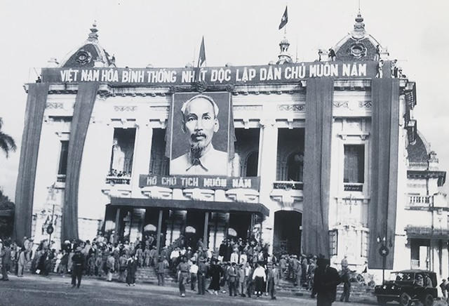 Ủy ban Quân chính ra mắt nhân dân TP Hà Nội tại Nhà Hát Lớn, tháng 10/1954.