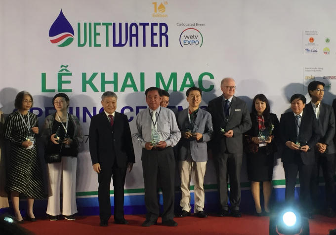 Khách mời, nhà tài trợ và ban tổ chức chụp ảnh lưu niệm tại buổi lễ.