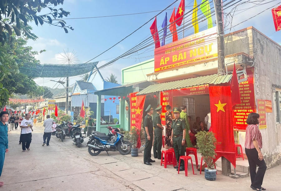 Khu vực bỏ phiếu bầu cử số 3 tại ấp Bãi Ngự, đặc khu Thổ Châu vào sáng ngày 8-3 , Hướng dẫn cử tri bỏ phiếu đúng quy định