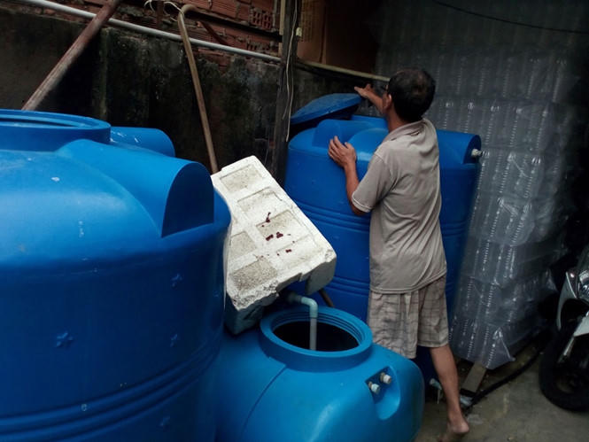 Những bồn chứa mà vợ chồng ông Hùng dùng để chế biến nước mắm.
