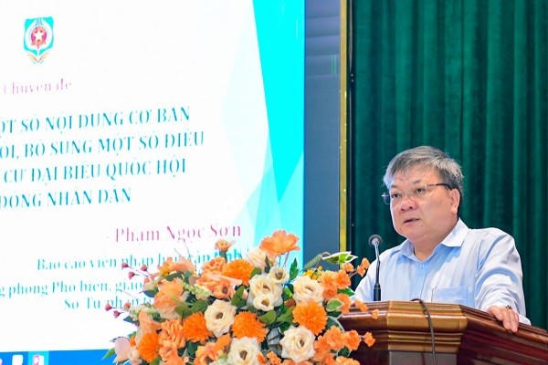 Đại diện Sở Tư pháp truyền đạt một số nội dung của Luật sửa đổi, bổ sung một số điều của Luật Bầu cử đại biểu Quốc hội và đại biểu Hội đồng nhân dân.