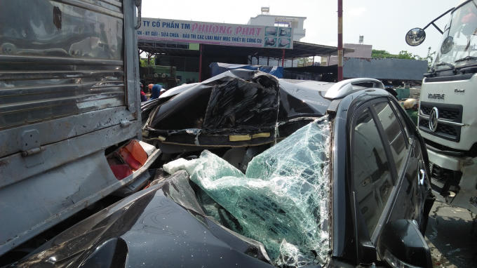 Kính chắn gió ô tô 7 chỗ bể nát.