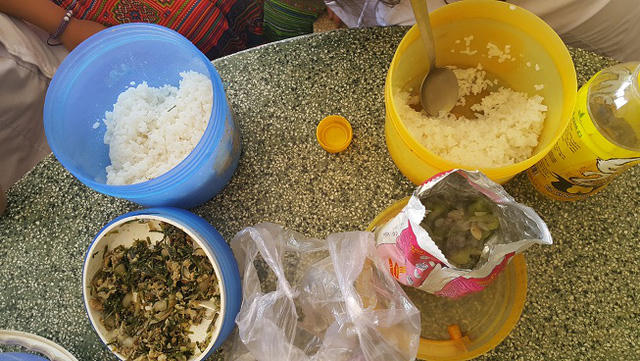 Bữa cơm nội trú chỉ có cơm trắng và rau xào, nước mắm