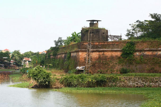 Lô cốt từ thời chiến ngay sát cửa An Hòa (phía Bắc).