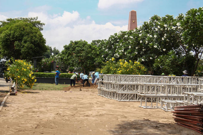 Sáng 29/4, công tác chuẩn bị cho lễ an táng đại tướng Lê Đức Anh, nguyên Chủ tịch nước, nguyên Cố vấn Ban Chấp hành Trung ương Đảng tại Nghĩa trang TP.HCM đang hoàn tất những khâu cuối cùng.