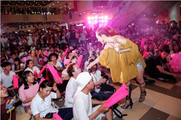 Cô xuống phía khán giả để giao lưu.