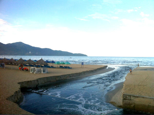 Xảy ra tình trạng ô nhiễm cửa xả thải ở các bãi tắm phía Đông TP Đà Nẵng.