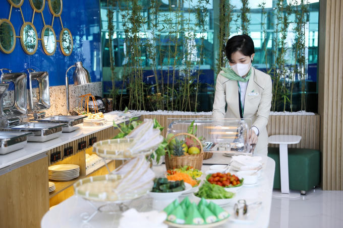 Thực khách được thưởng thức nhiều đặc sản truyền thống của Quy Nhơn tại Phòng chờ