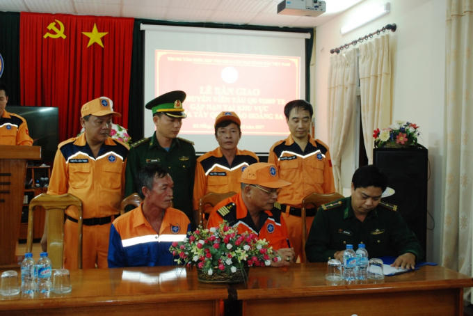 Chủ tàu gặp nạn Nguyễn Văn Thân (ngồi, bên trái) bàng hoàng nhớ lại cảnh tàu bị phá nước.