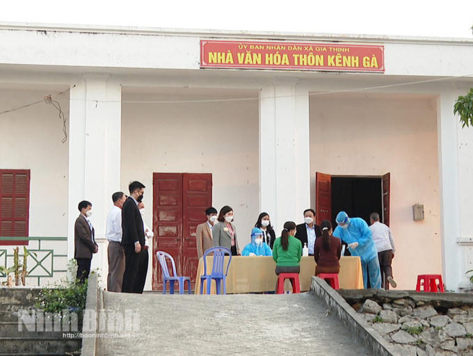 Lấy mẫu xét nghiệm sàng lọc cho người dân xã Gia Thịnh,huyện Gia Viễn. (Ảnh: Báo Ninh Bình)
