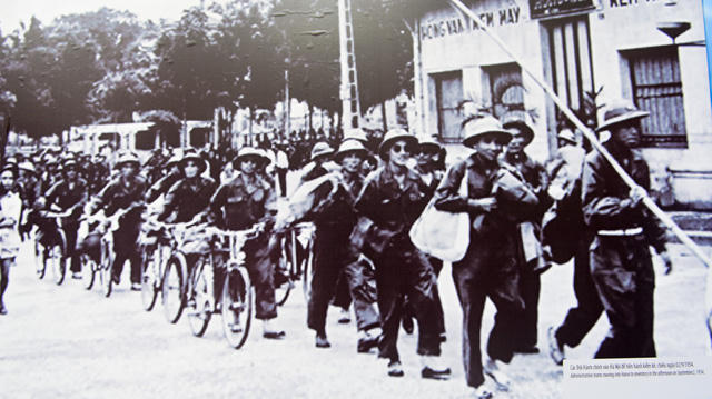 Thực hiện hiệp định chuyển giao Hà Nội, những ngày đầu tháng 10/1954, 422 cán bộ thuộc Đội Hành chính và 158 chiến sỹ công an thuộc Đội Trật tự đã cùng quân Pháp tiến hành bàn giao từng cơ quan, công sở, công trình công cộng. Từ ngày 08/10/1954, 214 cán bộ chiến sỹ Tiểu đoàn Bình Ca thuộc Trung đoàn Thủ đô tiến vào Hà Nội, cùng canh gác với lính Pháp tại 35 địa điểm trọng yếu như: Phủ Thủ hiến Bắc Việt, Dinh Quốc trưởng, Bệnh viện Bạch Mai...