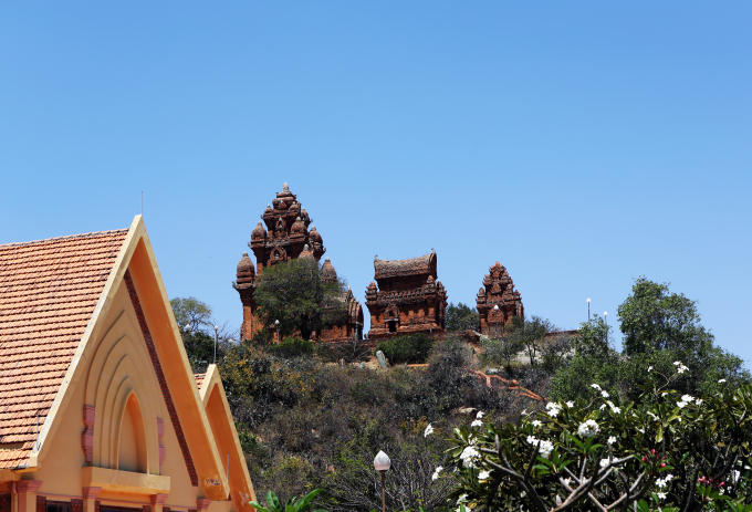 Dưới chân ngọn đồi Trầu là khu trưng bày sách, ảnh văn hóa Chăm, vật dụng truyền thống Chăm và các món quà lưu niệm.