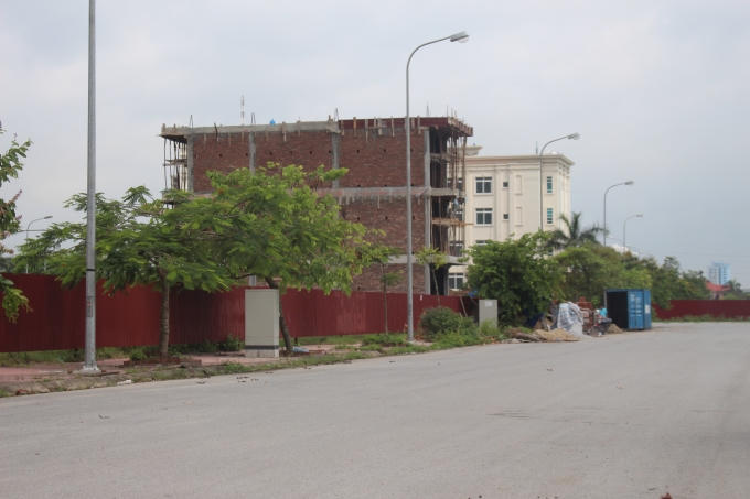 Thay vì xây dựng Khu hành chính trung tâm quận như thông báo thì diện tích đất bị thu hồi nay đã xây dựng cơ sở hạ tầng chia lô nhà ống và biệt thự để bán.
