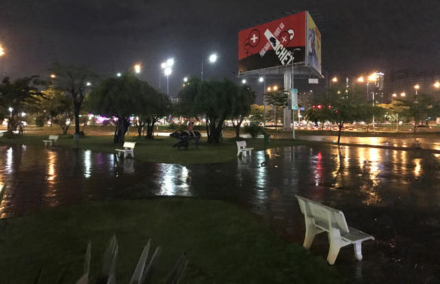 Trời mưa dầm nên nhiều công viên, khu vui chơi giải trí vắng lặng bóng người dù là ngày cuối tuần.