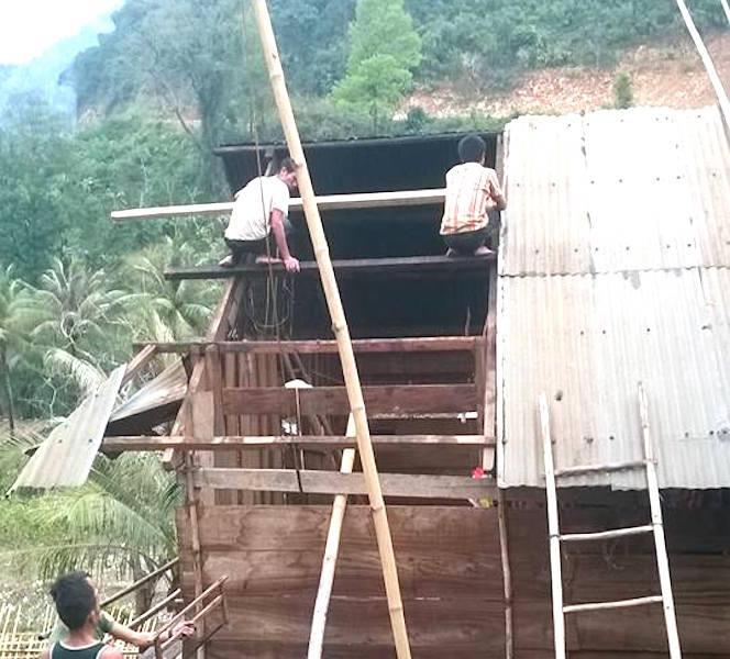 Lốc lớn làm hỏng nhà ở xã Mỹ Lý.