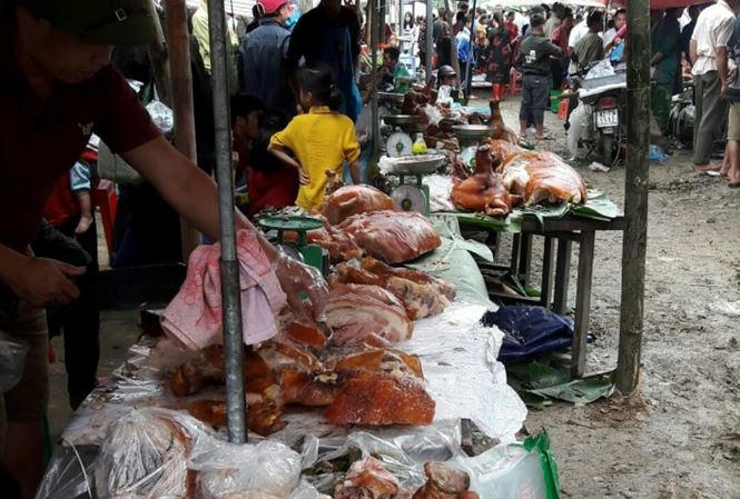 Khoảng 200 con lợn quay vàng rộm tại lễ hội Ba Xã. Ảnh: Duy Chiến.