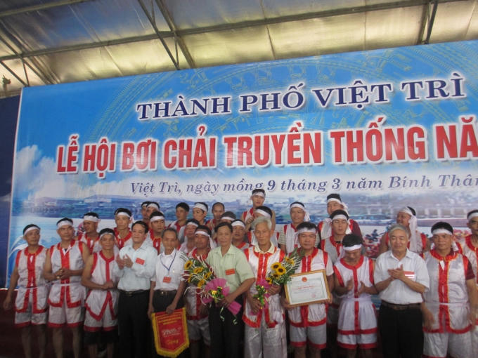 Vượt qua các đối thủ đội Bơi Chải phường Bạch Hạc giành chiến thắng trong Lễ hội bơi Chải truyền thống 2016. (Ảnh: Thu Hường)