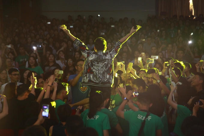 Hàng nghìn sinh viên trường Báo đứng ngồi không yên vì quá phấn khích trước màn biểu diễn của Trúc Nhân.