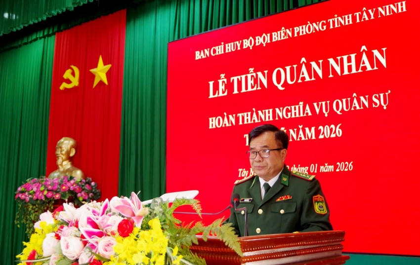 Đại tá Phạm Văn Cờ - Phó Chỉ huy trưởng, Tham mưu trưởng Ban Chỉ huy BĐBP tỉnh phát biểu tại lễ tiễn quân nhân