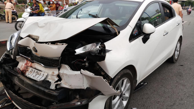 Ô tô Kia Rio nát bét sau tai nạn.