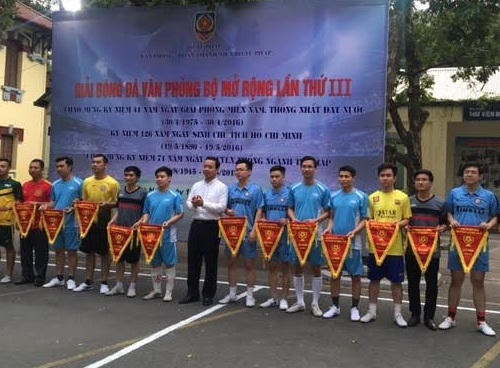 Ông Trần Tiến Dũng, Ủy viên Ban cán sự Đảng, Thứ trưởng Bộ Tư pháp trao cờ lưu niệm cho các đội tham dự.