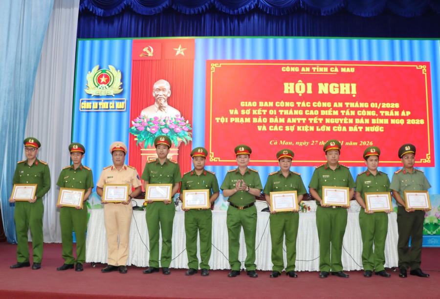 Đại tá Trần Văn Thi trao Giấy khen của Giám đốc Công an tỉnh cho các cá nhân.