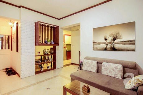 Sảnh v&agrave; ph&ograve;ng kh&aacute;ch &ldquo;bừng s&aacute;ng&rdquo; sau khi cải tạo. Mảng v&aacute;ch ngăn giữa khu ph&ograve;ng kh&aacute;ch với ph&ograve;ng ăn được thiết kế th&agrave;nh b&agrave;n thờ, nhỏ gọn nhưng trang trọng.