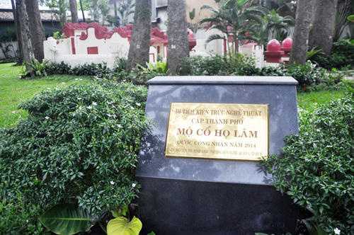 Ngôi mộ nằm cách đường Trương Định (phường Bến Thành, quận 1) khoảng 30m, bên trong khuôn viên công viên Tao Đàn. Theo các tài liệu Sài Gòn xưa, mộ phần là nơi chôn cất của vợ chồng một người Việt gốc Hoa họ Lâm. Đây là ngôi mộ được công nhận di tích cấp thành phố.