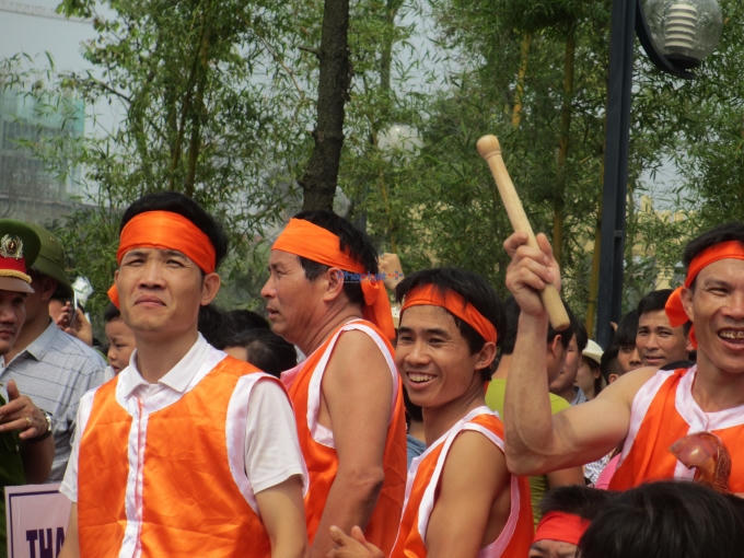 Niềm vui được hiện rõ trên khuôn mặt các thành viên của đội Thanh Thủy 1 khi nhận chiến thắng. (Ảnh: Thu Hường)              Hai đội đồng giải nhì là Thanh Thủy 2 (Xuân Lộc - Thanh Thủy) và Việt Trì 1 (phường Bạch Hạc - Việt Trì). (Ảnh: Thu Hường)