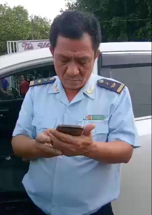 Ông Mai Như Vệ tại hiện trường lúc bị người dân bắt giao công an - Ảnh cắt từ video clip
