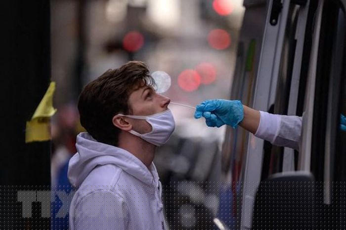 Xét nghiệm y tế để phát hiện người nhiễm COVID-19 tại New York, Mỹ. (Ảnh: AFP/TTXVN