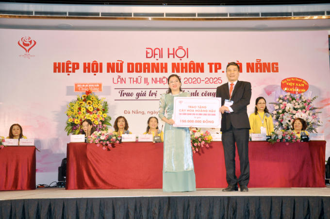 Đại diện công ty PNJ trao biểu trưng số tiền ủng hộ cho huyện Hoà Vang (Đà Nẵng)