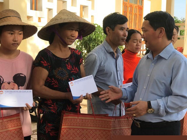 Phó Chủ tịch- Tổng thư ký Hầu A Lềnh động viên các gia đình bị thiệt hại do mưa lụt ở huyện Cẩm Xuyên, tỉnh Hà Tĩnh, tiếp tục vượt lên khó khăn, tái thiết lại cuộc sống.