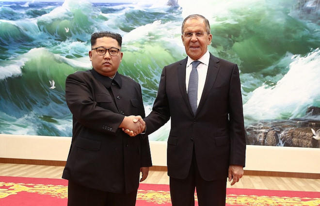 Nhà lãnh đạo Triều Tiên Kim Jong-un gặp gỡ Ngoại trưởng Nga Sergey Lavrov.