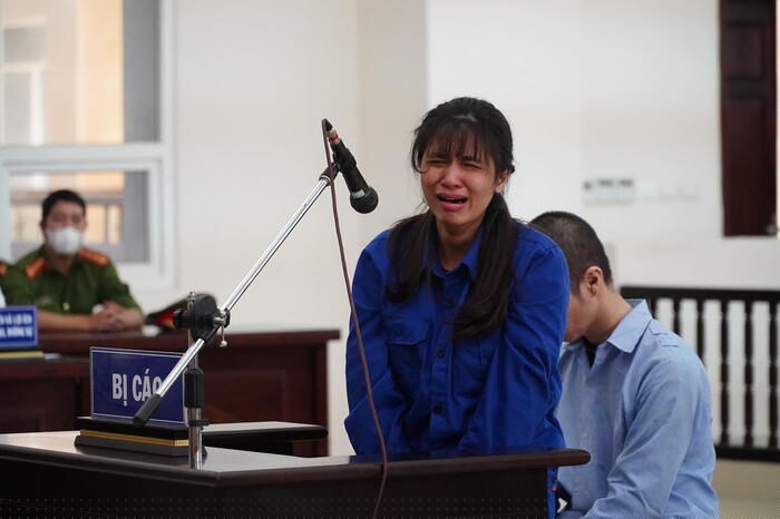 Lan Anh bật khóc xin lỗi mẹ