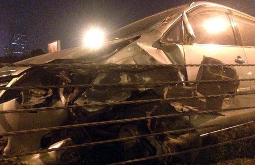 Ôtô 7 chỗ sau va chạm mất lái lao lên dải phân cách. Ảnh: Sơn Dương.