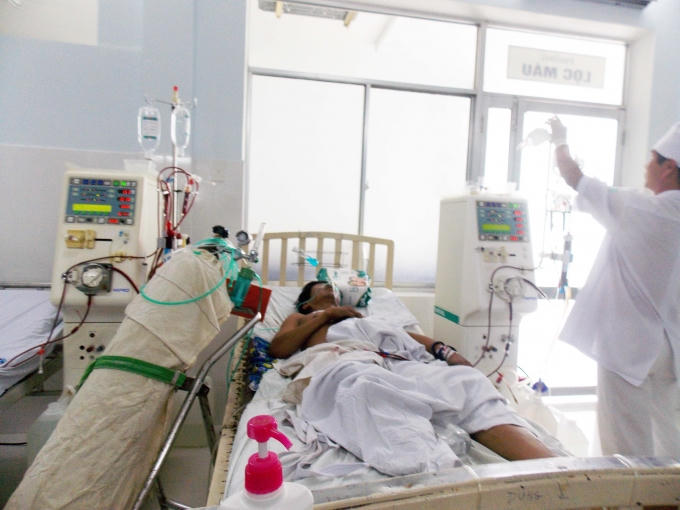 Ông Nhàn đang cấp cứu tại bệnh viện.